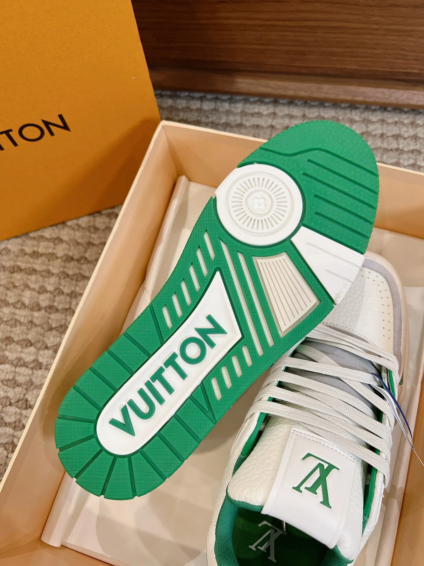 👟👟Ex-factory price 840👟👟 Dongguan high-end supply top version LV-Louis Vuitton 2022 catwalk new style, original 1:1 developed replica! ! It is very comfortable to wear on the foot. It is made of fine workmanship. The upper is spliced ​​with calfskin imported from Italy. The side is decorated with the brand's LOGO and signature. The cowhide foot pads are lined with mesh, making the foot feel super comfortable. The original two-color TPU combination outsole is specially provided by the original factory. Packing process: Goodyear stitching and overlocking Size: 35-44 standard size